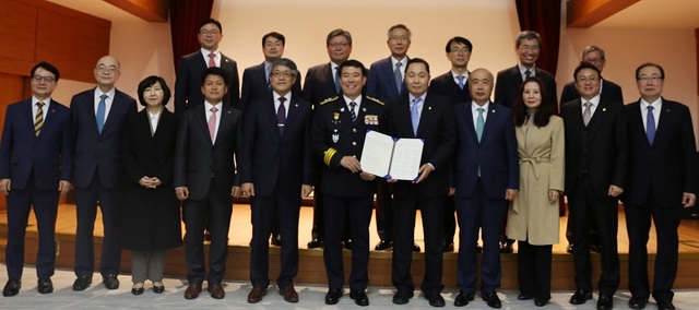 ▲ 중원대 등 충북 도내 17개 대학과 충북지방경찰청은 10일 충북경찰청에서  ‘경·학 협력체계 강화를 위한 대학-경찰 업무협약을 체결했다. 사진은 채훈관 충북총장협의회장과 남택화 충북청장이 협약을 한뒤 도내 대학 총장들과 함께 기념촬영을 하고 있다.ⓒ중원대