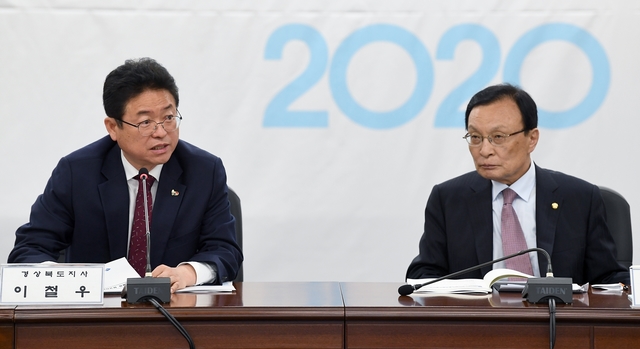 ▲ 이철우 경북도지사(왼쪽)가 지난 10일 포항에서 이해찬 민주당 대표와 포항지진 피해 관련해 간담회를 갖고 있다.ⓒ경북도