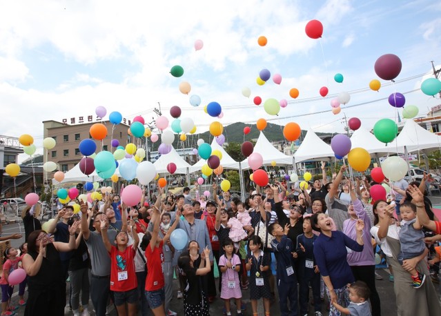 ▲ 2018년 5월 단양나루공연장에서 페스티벌에 참여한 쌍둥이들이 희망풍선을 날리고 있다.ⓒ단양군