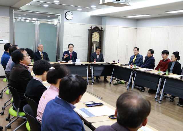 ▲ 장학회는 지난 10일 군청 소회의실에서 기금 기탁자를 대상으로 출연금, 기탁금 등 예산으로 추진된 장학회 사업의 현황과 성과를 알리는 2019년 영양군인재육성장학회 성과보고회를 가졌다.ⓒ영양군