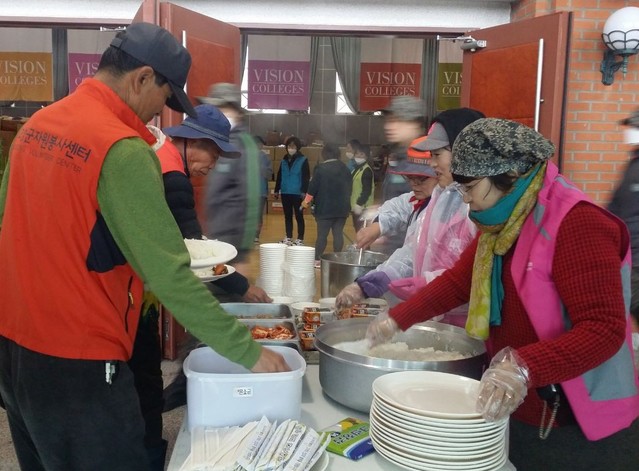 ▲ 제천시자원봉사센터 사랑의 밥차 봉사단이 고성군 아야진초등학교에서 이재민과 자원봉사자들에게 아침밥을 지원하고 있다.ⓒ제천시자원봉사센터