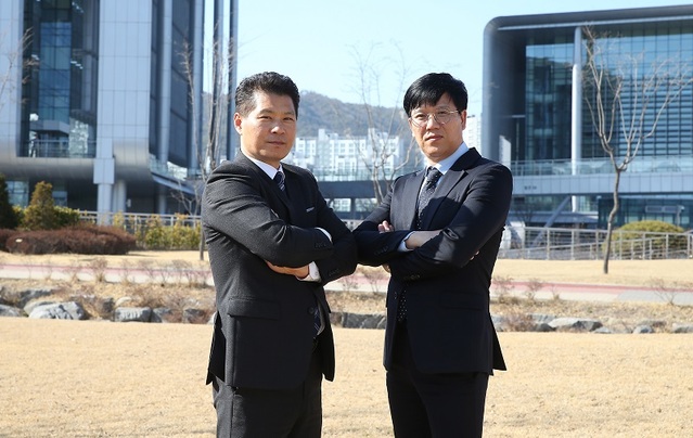 ▲ 지난 10일 실시된 충남도 공무원 노동조합 위원장 선거에서 당선된 김태신 위원장(왼쪽). ⓒ충남도 공무원노조