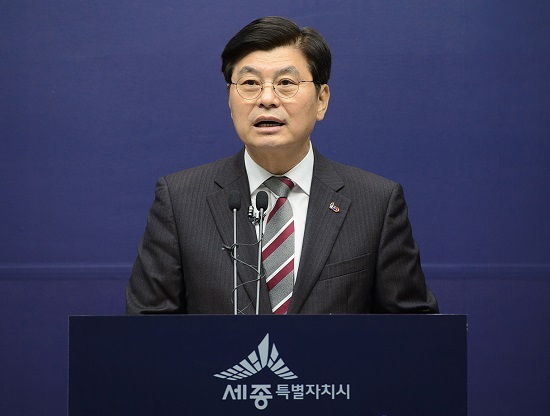 ▲ 이춘희 시장이 11일 정례브리핑을 통해 “싱싱장터 로컬푸드 직매장 1‧2호점에 이어 3‧4호점 건립을 본격 추진키로 했다”고 밝히고 있다.ⓒ세종시