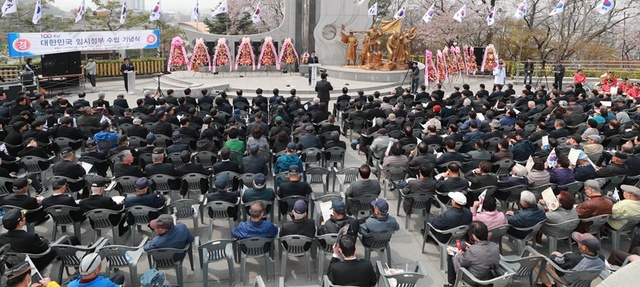▲ 대한민국 임시정부 수립 100주년 기념식에서 이시종 충북도지사가 기념사를 하고 있다.ⓒ충북도