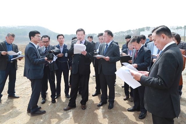 ▲ 천안시가 11일 입장면 가산리 일원에서 구본영 시장과 간부 공무원 및 관련 부서장 등이 참석한 가운데 대한민국 축구종합센터 신청부지 현장실사 사전점검을 하고 있다.ⓒ천안시