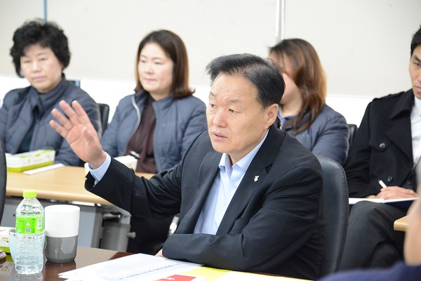 ▲ 이계문 서민금융진흥원장은 11일 1분기 취급실적과 고객 중심의 제도개선사항을 점검하는 맞춤대출서비스 상담 현장 간담회에 참석했다.ⓒ서민금융진흥원