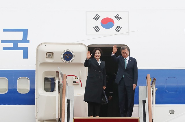 ▲ 문재인 대통령과 김정숙 여사가 10일 오후 경기도 성남 서울공항에서 공군1호기에 탑승하기 전 손을 흔들고 있다. ⓒ청와대