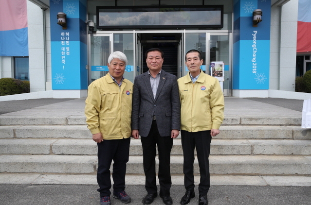 ▲ 포항시의회 서재원(오른쪽) 의장과 백인규(왼쪽) 운영위원장이 강원도청을 방문해 산불피해 이재민 돕기 성금을 전달했다.ⓒ포항시의회