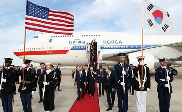 ▲ 미 앤드루스 공군기지에 도착한 문재인 대통령 내외. ⓒ뉴시스. 무단전재 및 재배포 금지.