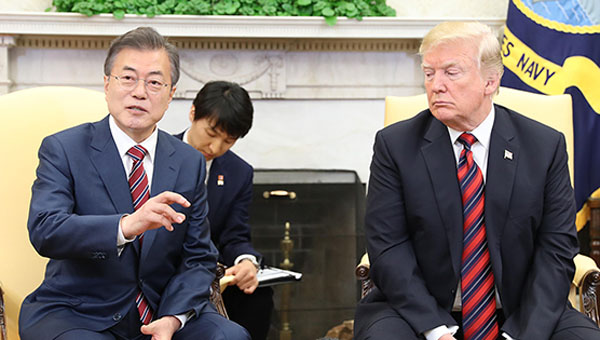 ▲ 과거 한미정상회담 당시 문재인 대통령과 도널드 트럼프 미국 대통령. 트럼프 대통령의 표정이 눈길을 끈다. ⓒ뉴시스. 무단전재 및 재배포 금지.