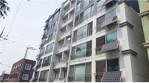 ▲ 대구시가 아파트 미니태양광 발전설비 설치비를 지원한다.(사진은 미니태양광 설비 설치모습)ⓒ대구시