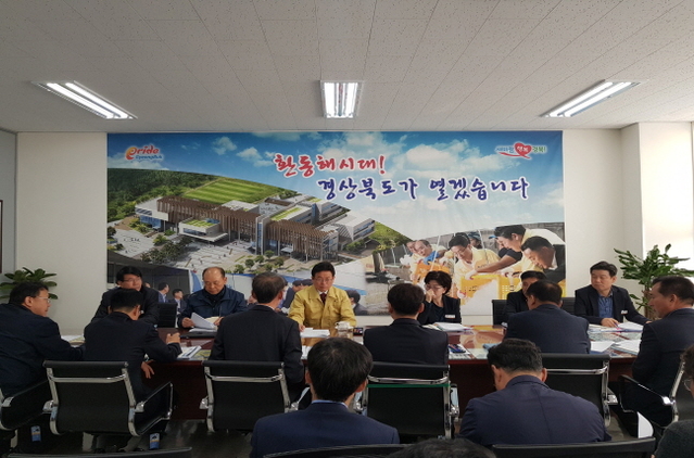 ▲ 이철우 경북도지사가 지난 11일 환동해지역본부를 방문해 간부회의를 주재하고 있다.ⓒ경북도