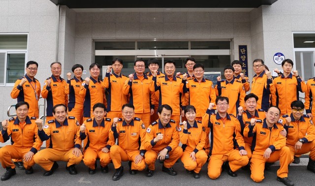 ▲ 11일 최복수 행안부 재난관리정책관(윗쪽 가운데)이 단양소방서를 찾아 소방 현장체험을 갖고 직원들과 기념촬영을 하고 있다.ⓒ단양소방서