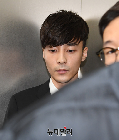 ▲ 가수 정준영 등이 포함된 단체 대화방에 음란물을 올린 혐의를 받는 가수 로이킴이 10일 오후 서울 종로구 서울지방경찰청에 출석하고 있다. ⓒ박성원 기자