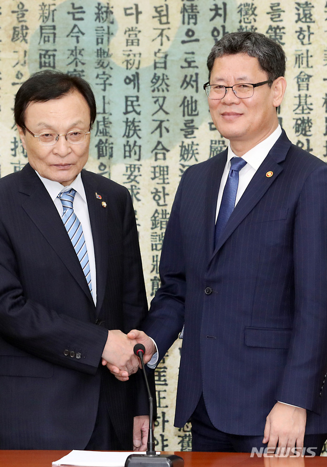 ▲ 11일 더불어민주당 대표 회의실에서 이해찬 민주당 대표와 김연철 통일부 장관이 악수하고 있다.ⓒ뉴시스