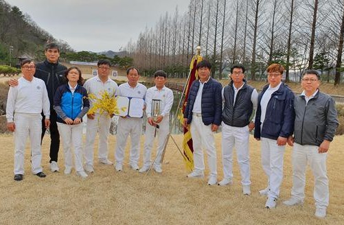 ▲ 단양 대성정 선수들이 단체전과 개인전에서 우승을 차지한 후 기념촬영을 하고 있다.ⓒ단양군
