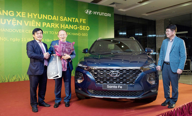 ▲ 좌로부터 응우엔 안뚜안(Nguyen Anh Tuan) 탄콩그룹 회장, 박항서 감독, 이영택 현대차 아태권역본부장이 11일 싼타페 전달식에서 기념촬영을 하고 있다.ⓒ현대자동차