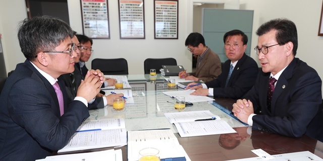 ▲ 이시종 충북도지사가 12일 김승희 금강유역환경청장(맨왼쪽)을 만나 ‘오창 후기리 소각시설 설치’ 문제 등에 대해 협조를 요청했다.ⓒ충북도