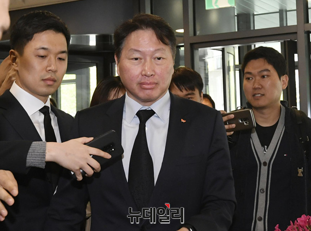 ▲ 최태원 SK 회장이 조양호 회장 빈소를 찾아 조문했다.ⓒ정상윤 기자