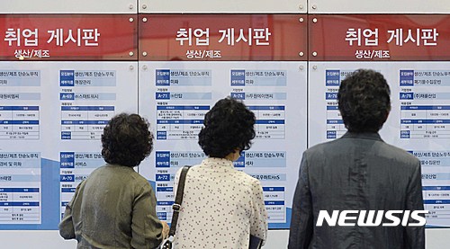 ▲ 더불어민주당, 고용노동부 등이 고용 상황 개선에 대해 호평한 반면, 60대 이상 취업자가 전체 고용지표를 견인하고 있다는 분석이 나왔다. ⓒ뉴시스