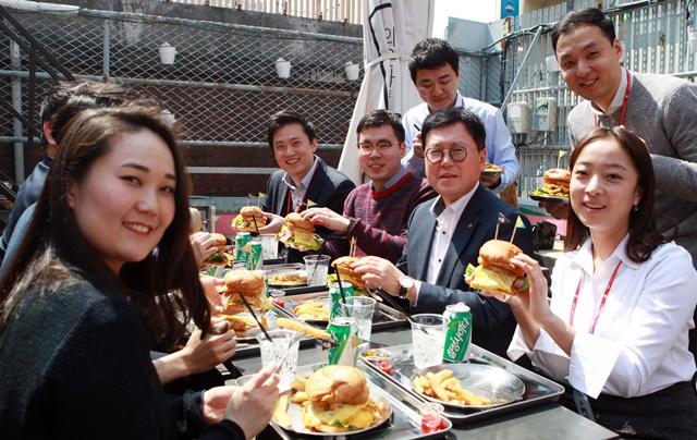 ▲ 이광영 롯데자산개발 대표이사(우측 세 번째)가 사내 밀레니얼 세대들과 소통하는 '런치 토크' 자리에서 기념촬영을 하고 있다. ⓒ롯데자산개발