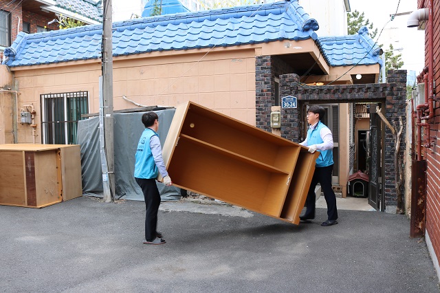 ▲ 주택도시보증공사(HUG) 직원들이 'KBS 동행' 출연자 거주지 주변 환경을 정리하고 있다.ⓒHUG