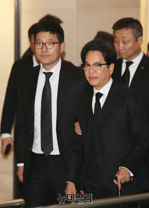 ▲ 이재현 CJ 회장이 직원들의 부축을 받으며 장례식장을 찾고 있다.ⓒ정상윤 기자