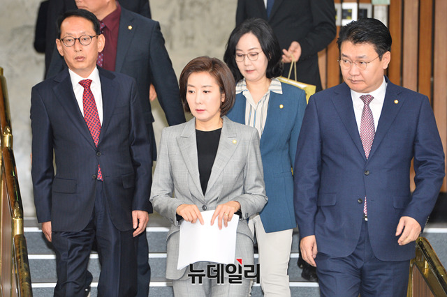 ▲ 나경원 자유한국당 원내대표와 김도읍 의원 및 의원들이 12일 오전 국회에서 열린 원내대책회의에 참석하고 있다.ⓒ박성원 기자