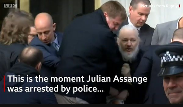 ▲ 영국 주재 에콰도르 대사관에서 경찰들에게 붙잡혀 끌려나오는 줄리안 어산지. ⓒBBC-RT 관련보도 화면캡쳐.