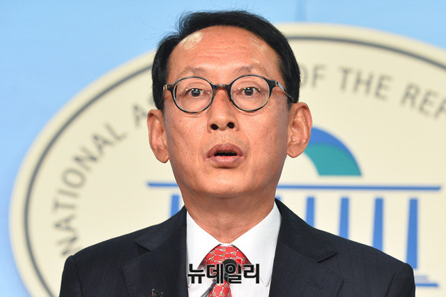 ▲ 12일 김도읍 자유한국당 의원은 조국 민정수석이 이미선 후보자 남편의 해명 글을 카톡으로 유포했다고 밝혔다. ⓒ 뉴데일리 DB