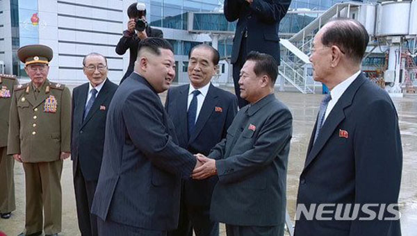 ▲ 지난해 6월 미북정상회담을 위해 싱가포르로 떠나면서 최룡해와 악수를 나누는 김정은. 최룡해 오른쪽은 김영남 당시 최고인민회의 상임위원장이다. ⓒ뉴시스. 무단전재 및 재배포 금지.