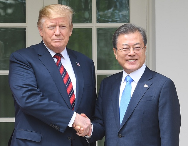 ▲ 문재인 대통령이 11일 오후(현지시각) 미국 워싱턴 백악관에서 열린 한미 정상회담에 앞서 도널드 트럼프 미국 대통령과 악수하고 있다. 문 대통령 옷깃엔 임시정부 수립 100주년 기념 배지가 달려있다. ⓒ뉴시스