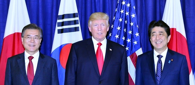 ▲ 문재인 대통령이 도날드 트럼프 미국 대통령, 아베 신조 일본 총리와 2017년 7월 6일 오후(현지시간) 한·미·일 정상 만찬이 열린 주함부르크미국총영사관에서 만찬에 앞서 기념촬영을 하고 있다. 문 대통령 옷깃에만 자국 국기 배지가 안 달려 있다. ⓒ뉴시스