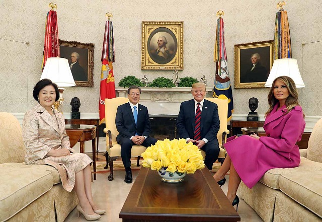 ▲ 문재인 대통령 부부와 도널드 트럼프 대통령 부부가 11일(현지 시간) 미 워싱턴D.C 백악관에서 만나 한미정상회담 전 환담을 나누고 있다. ⓒ청와대