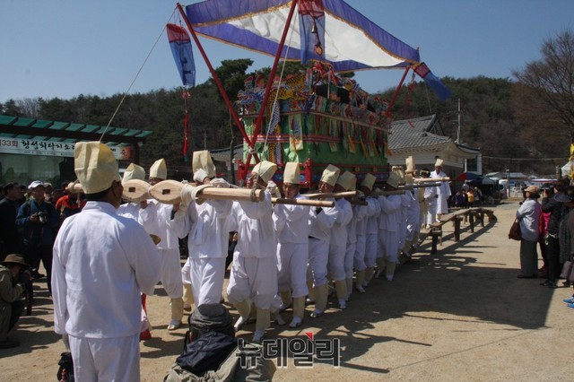 ▲ 횡성회다지소리 팀이 전국팔도상여소리대회에서 임시로 만든 다리를 건너고 있다.ⓒ목성균 기자