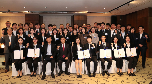 ▲ 지난 12일 연지동 현대상선 사옥에서 개최된 ‘신입사원 사령장 수여식’에서 배재훈 사장(앞줄 왼쪽에서 4번째) 등 현대상선 임원과 신입사원들이 파이팅을 외치고 있다.ⓒ현대상선