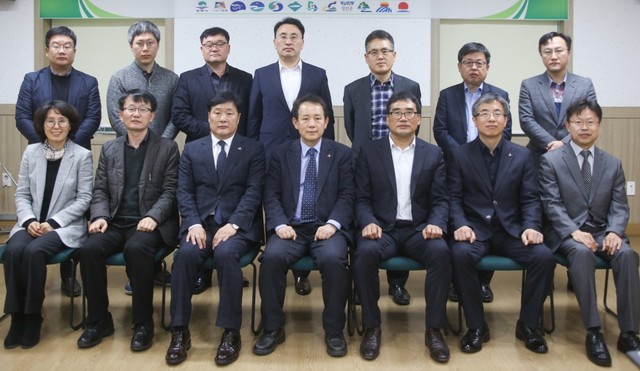 ▲ 지난 12일 단양군에서 동서고속도로 완전 개통을 촉구하는  충북·강원 시군 실무위원회 관련 부서장들이 회의를 마치고 기념촬영을 하고 있다.ⓒ단양군