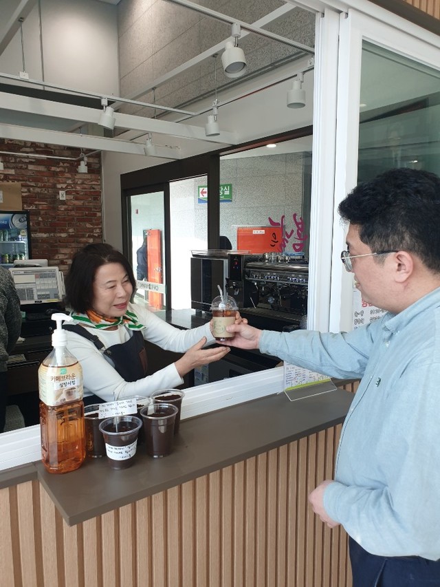 ▲ 경산시(시장 최영조)는 노인 일자리 창출의 일환으로 경산수영장 내 실버카페 ‘다시,봄’ 카페를 개소했다.ⓒ경산시