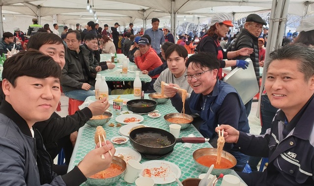 ▲ 13~14일 열린 ‘제3회 청산 생선국수와 함께하는 민속씨름대회에 참석한 관람객들이 생선국수를 먹고 있다.ⓒ옥천군