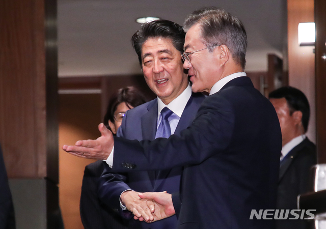 ▲ 지난해 9월 뉴욕에서 정상회담을 가진 문 대통령과 아베 총리ⓒ뉴시스