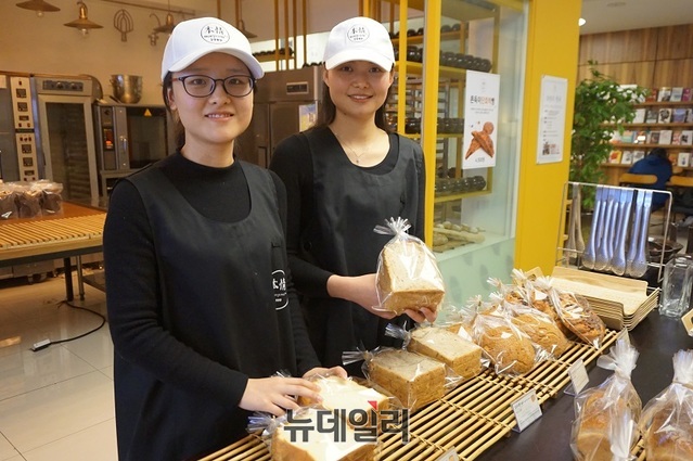 ▲ 충북 청주 본정 본사에서 연수를 받고 있는 중국 상해 푸동 1‧2호 점장인 장이옌씨(왼쪽)와 꾸시씨.ⓒ김정원 기자