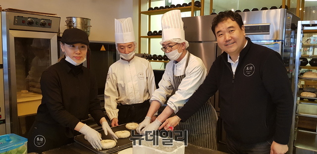 ▲ 본정 이종태 대표이사(오른쪽)와 교육담당 김보라 차장(왼쪽).ⓒ김정원 기자