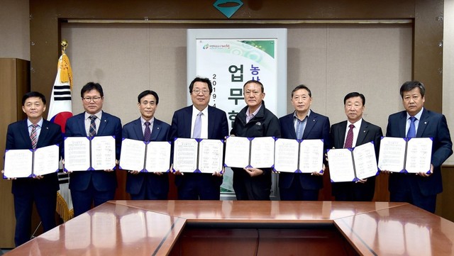 ▲ 이상천 시장(왼쪽 네번째)과 농협 제천시지부, 관내 6개 농·축산협동조합이 농산물유통법인 설립을 위한 협약을 한 뒤 기념촬영을 하고 있다.ⓒ제천시