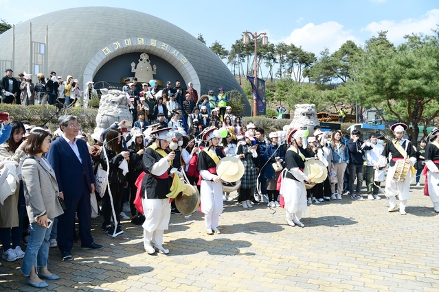 ▲ 국내외 관광객 등 축제참가자 520명이 대가야의 화합과 지산동고분군의 유네스코 등재를 기원하며 순백의 손수건을 엮은 ‘대가야 화합의 띠’ 퍼포먼스는 축제의 분위기를 한층 더 고조시켰다.ⓒ고령군