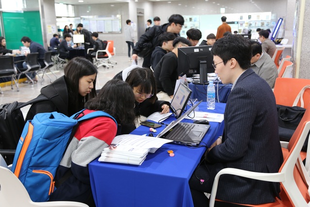 ▲ 올해로 6회를 맞이한 학술전자정보 박람회는 누리미디어, 엡스코 코리아 등 11개 전자정보 제공 업체들이 참여해 금오공대 도서관에서 서비스 중인 다양한 전자정보의 이용방법을 안내했다. 사진은 전자정보 이용방법 안내 장면.ⓒ금오공대