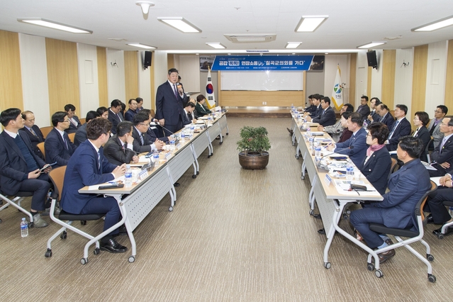 ▲ 경북도의회는 지난 11일 칠곡군 호국평화기념관 세미나실에서 칠곡군의회 의원과 ‘현장소통Day 칠곡군의회를 가다’를 갖고 지역현안에 대한 다양한 의견을 교환했다.ⓒ경북도의회