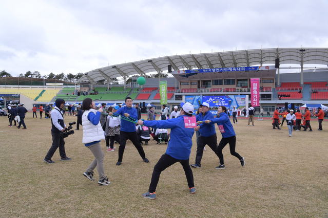 ▲ 제41회 영천시민체육대회가 ‘하나되는 시민화합, 함께여는 행복영천’이라는 슬로건으로 지난 10일 영천시민운동장에서 개최됐다.ⓒ영천시