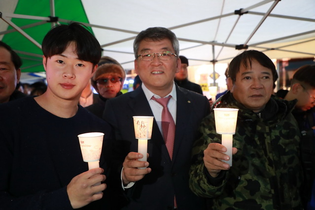 ▲ 김학동 군수(중간)가 촛불 결의대회에서 군민들과 함께 촛불을 들고 유치의지를 다졌다.ⓒ예천군