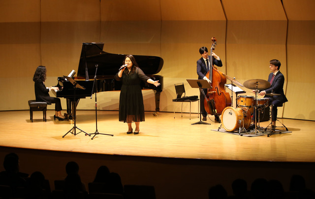 ▲ 계명대 해담콘서트홀에서 한국-폴란드 수교 30주년 기념 재즈콘서트에 재즈밴드 포나우 퀄텟이 연주를 하고 있다.ⓒ계명대