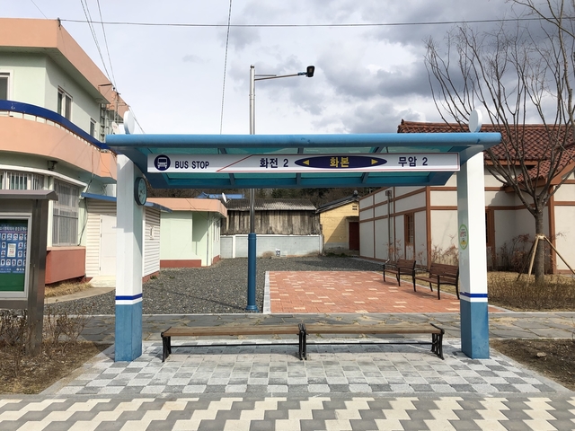 ▲ 군위군은 지난 3월부터 2달간 노후 및 파손된 버스승강장을 일제 정비에 들어간다.ⓒ군위군